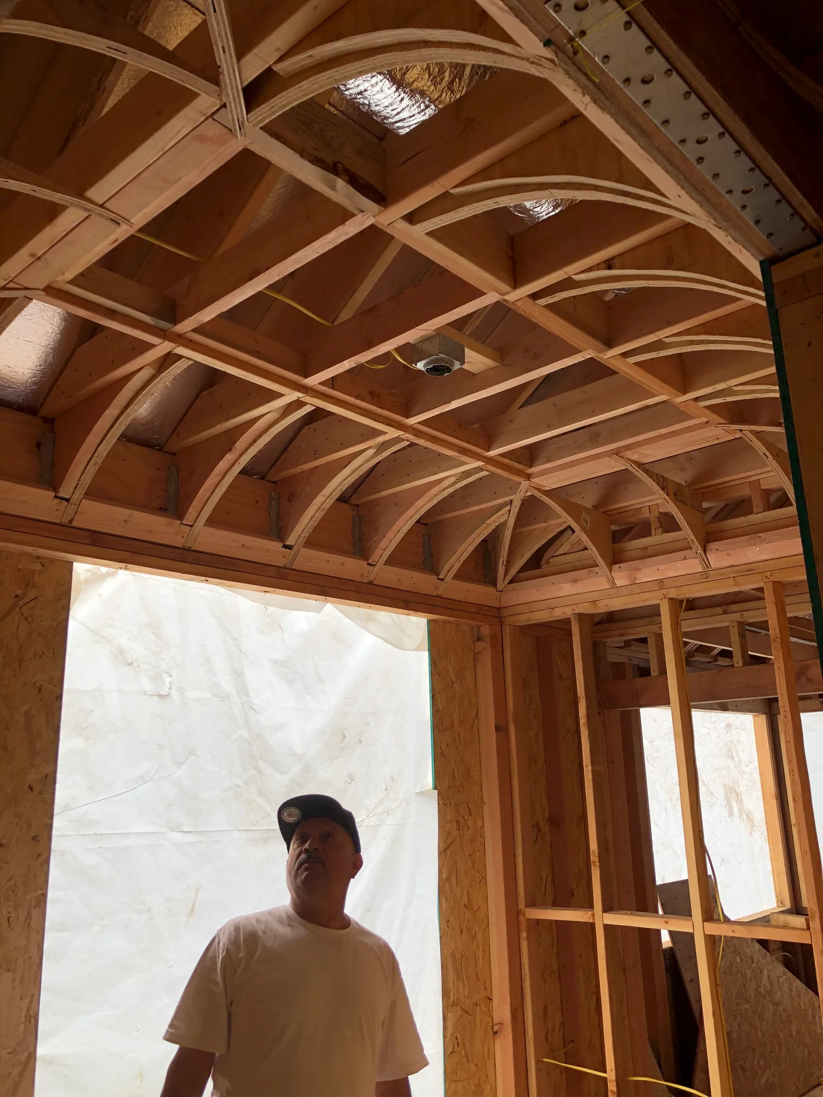 Installer under barrel-vault framing